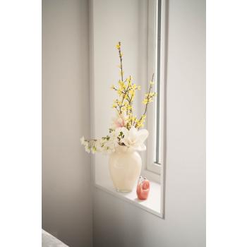 Vase med bukett og dekorfigur i vinduskarm