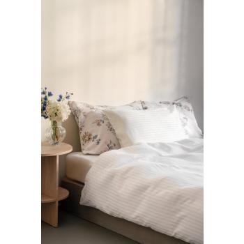 Sengesett adele i hvit på seng med sengsett lady season i blått