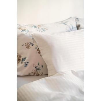 Sengesett adele i hvit på seng med sengsett lady season i blått