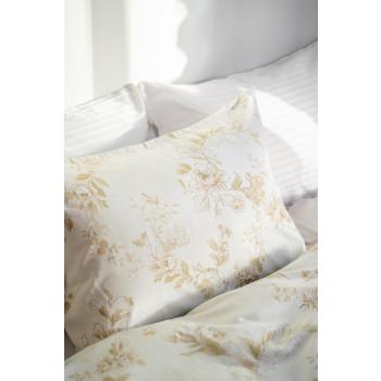 Satengsengesett med blomster og i hvitt på seng