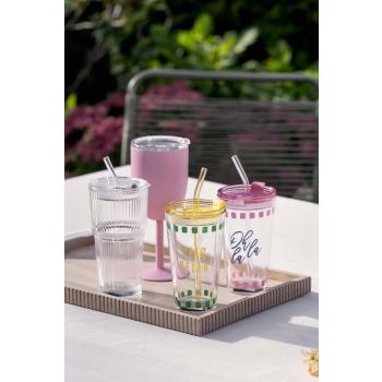 Glass med sugerør og vinglass termo servert på lysfat rille