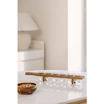 Shotteplanke på kjøkkenbenk med en skål med snack