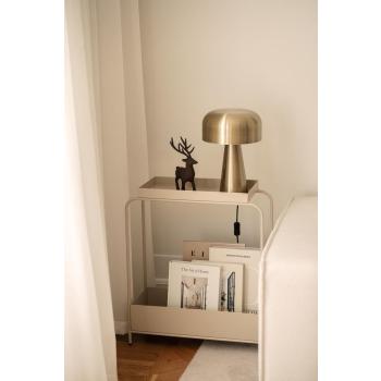 Sidebord med lampe og dekorfigur