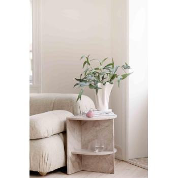 Sidebord Marvel ved siden av sofa med vase