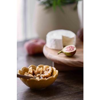 Skål Mia oker med nøtter