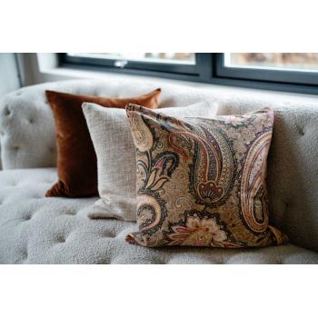 Putetrekk velur paisley i sofa med andre puter