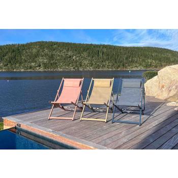 Solstol Frida i tre farger ved bassengkant