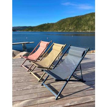 Solstol Frida i tre farger ved bassenget