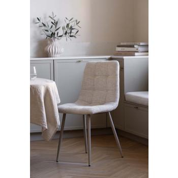 Spisestol Helle ved bord på kjøkken