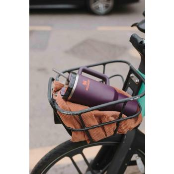 Stanley Quencher Termoflaske plomme i sykkelkurv