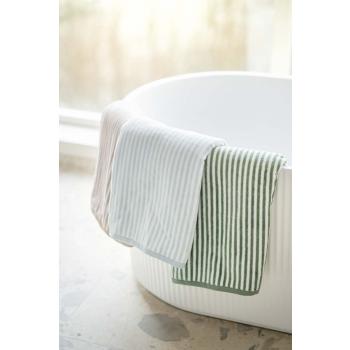 Strandhåndkle stripes hengende over badekar