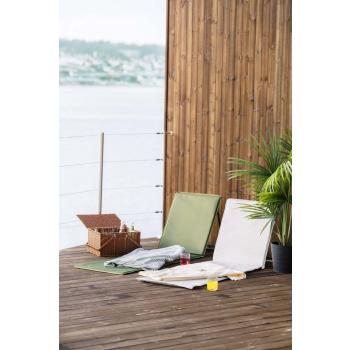 Strandmatte på uteplass med piknikkurv