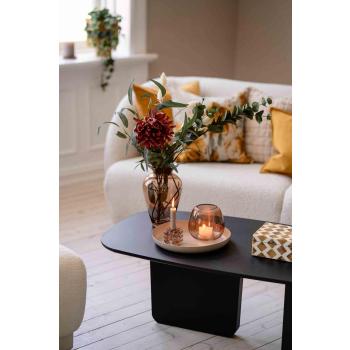 Bord med vase, lysfat med lykt og lysestake