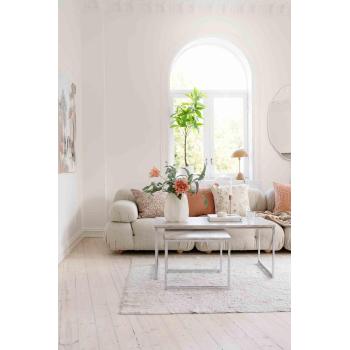 Stylet stue med toner i beige, grønt og terrakotta