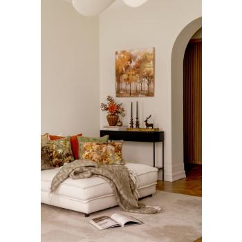 Pledd på sofa, putetrekk  i brune og grønn toner med konsollbord og hæstbilde