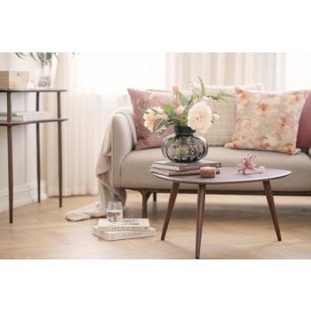 Bord yana med vase frøy og dekorblomst 