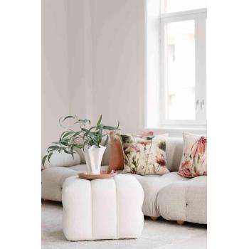 Putetrekk med blomstermotiv i stue i kombinasjon med grønn og terrakotta