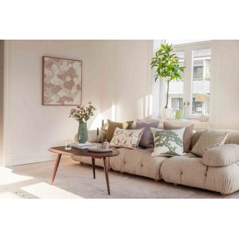 Håndmalt lerretsbilde Elle på vegg bak sofa i stue