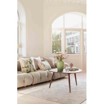 Sofabord Yana stylet med vase og lys i stue