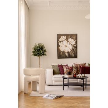 Stue interiør i mørke nyanser, burgunder, rosa, grønn og beige