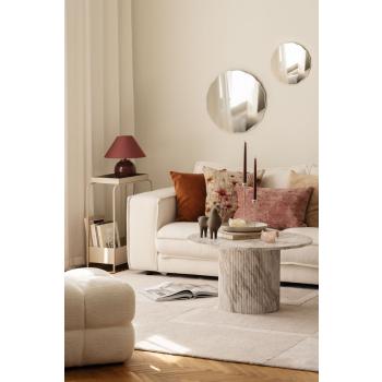 Speil over sofa i en stue i rosa, beige og burgunder toner