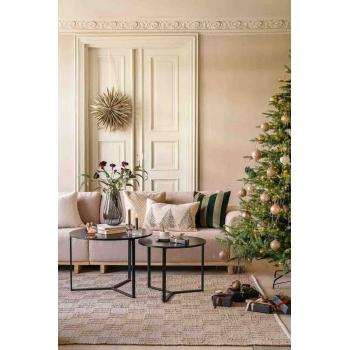 Adventsstjerne Stripe hengende på dør i stuemiljø pyntet til jul