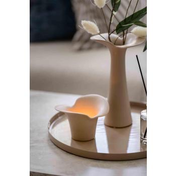 Lysfat Lana 35cm sand med pynt på stuebord nærbilde