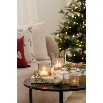 Julekule dråpe gull som dekor på sofabord