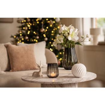 Vase og lyslykt eden på sofabord miles med dådyr liggende og julekule krukke