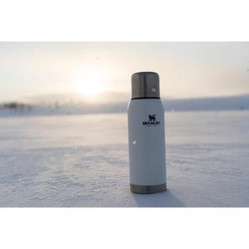 Stanley Legendary Termoflaske ute i snøen