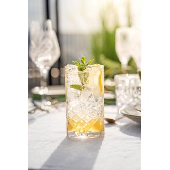 Drinkglass Francine med drikke på dekket bord