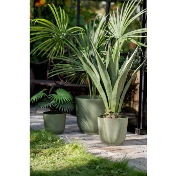 Utepotte Sofia i grønn stående ute i hage