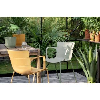 Utestol synne i grønn og gul i hage