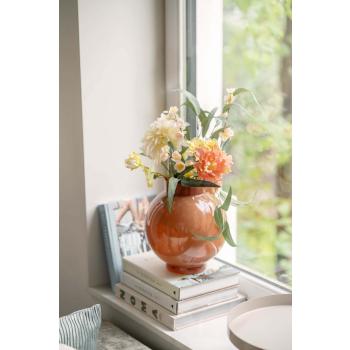 Vase med fin bukett i vinduskarm