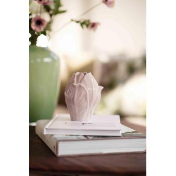 Vase petal på sofabord med coffee table books