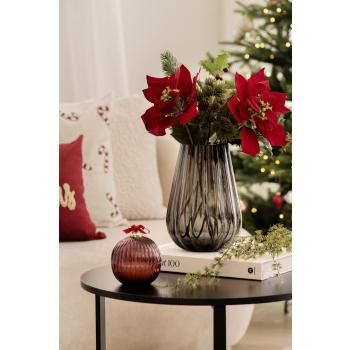 Sofabord pyntet med vase eden, amaryllis, girlander og duftlys julekule