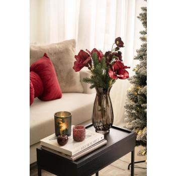 Julerose i vase på sidebord