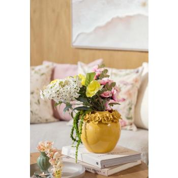 Vase gulli med blomste amarant, syrin og clematis