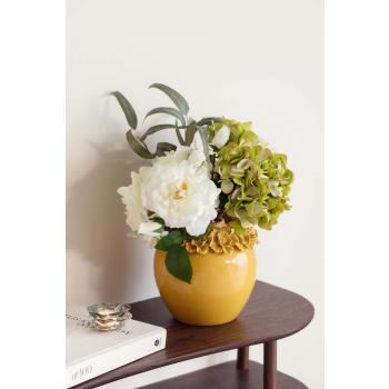 Vase gulli med blomster hortensia og roser ved siden av telysholder flo