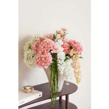 Vase med blomster hortensia og amarant på konsollbord ethan