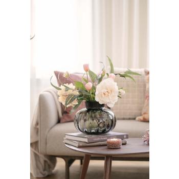 Vase Frøy med blomsterbukett på sofabord