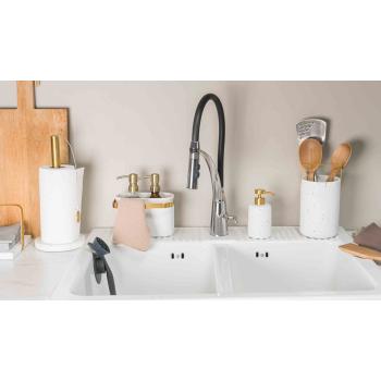 Kjøkkenklut sammen med såpestativ på vask