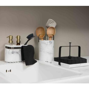 Kjøkkenkluter sammen med oppvasksutstyr ved kjøkkenvask