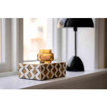 Dekorboks og telysholder i vinduskarm