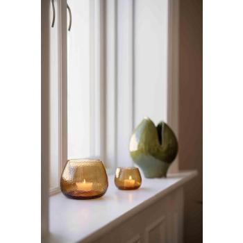 Glimre karamell i to størrelser i vinduskarmen 