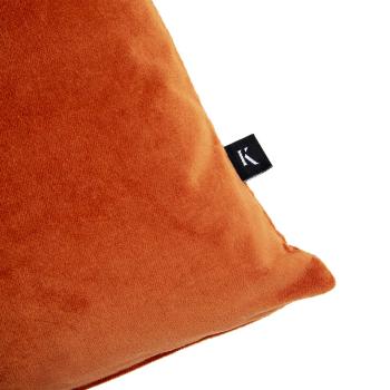 Nærbilde av stoff på velur dolores pyntepute orange