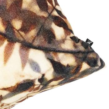 nørbilde av putetrekk med bladmønster