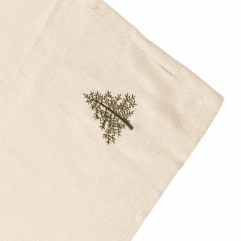 Tøyserviett med brodert tre nærbilde