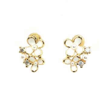 Øredobber med hvite emaljeblomster